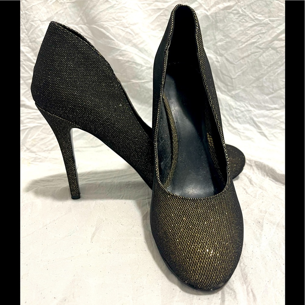 Nine West Black & Gold Sparkly Heel: size 9.5, gently used. Very Comfortable.